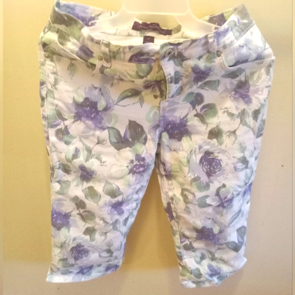 Floral Print White Capris